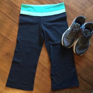 Lululemon size 6 wide leg crop pants